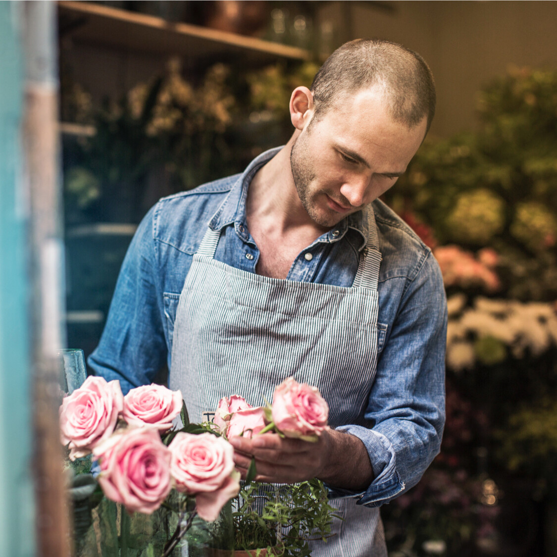 Ein Florist symbolisiert das im Tivoli Garten zukünfig eine Blumengeschäft möglich wäre.